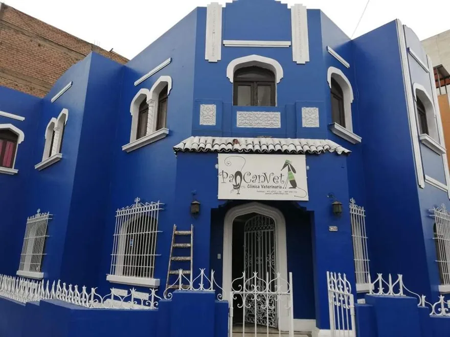La fachada azul de Pancanvet en Lince, con ventanas en arco y el letrero de la clínica.